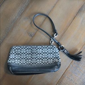 Selling this cute wristlet as I don’t use it.